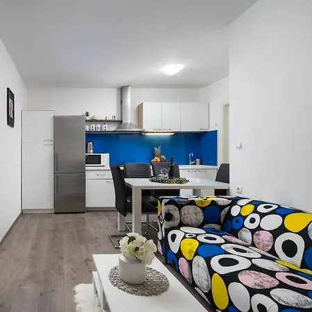 Konukevi Wild Rose Split